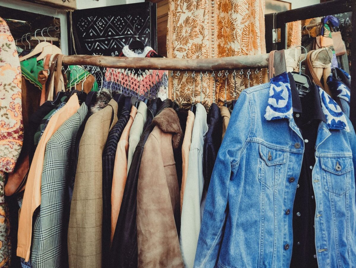 La seconde main s&rsquo;installe dans les dressings : ce que révèle le baromètre Refashion