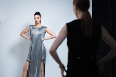 Mode : McQueen et Calvin Klein perdent leurs directeurs artistiques le même jour