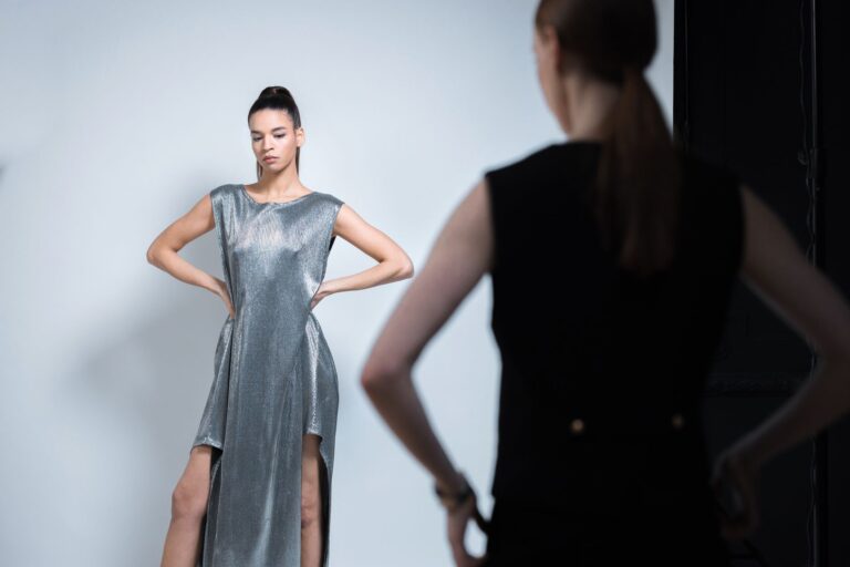 Mode : McQueen et Calvin Klein perdent leurs directeurs artistiques le même jour